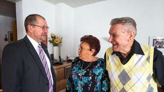 OB Gerhard Ecker gratuliert Erika und Herbert Moche zu deren diamantener Hochzeit.